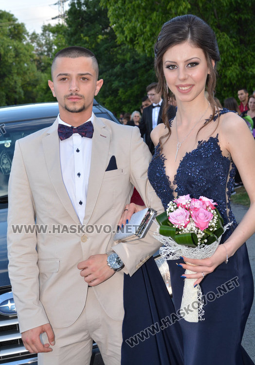 Зрелищно пристигане с Хамър, Порше и лимузина  на бала на Гимназията по туризъм