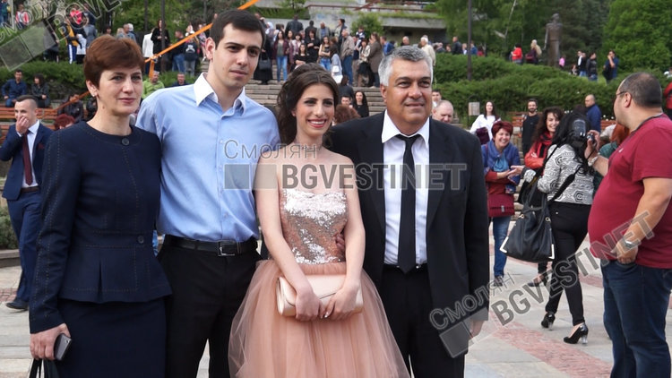 Смолян изпрати своите абитуренти, момичетата масово бяха в модерното сега розово