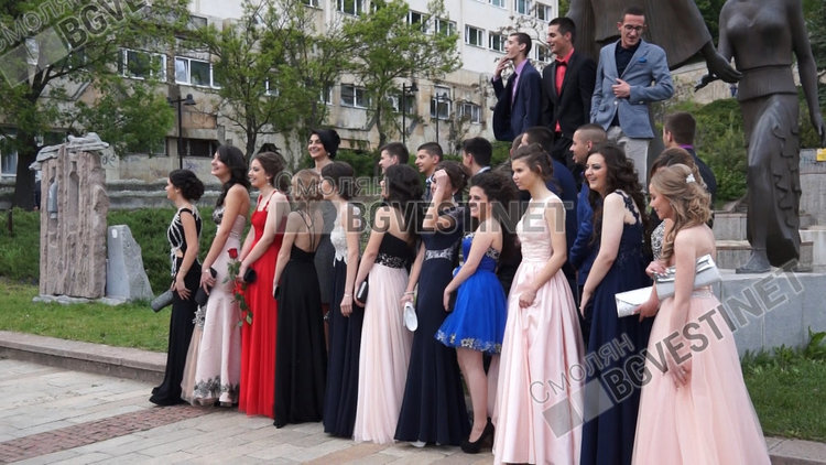 Смолян изпрати своите абитуренти, момичетата масово бяха в модерното сега розово
