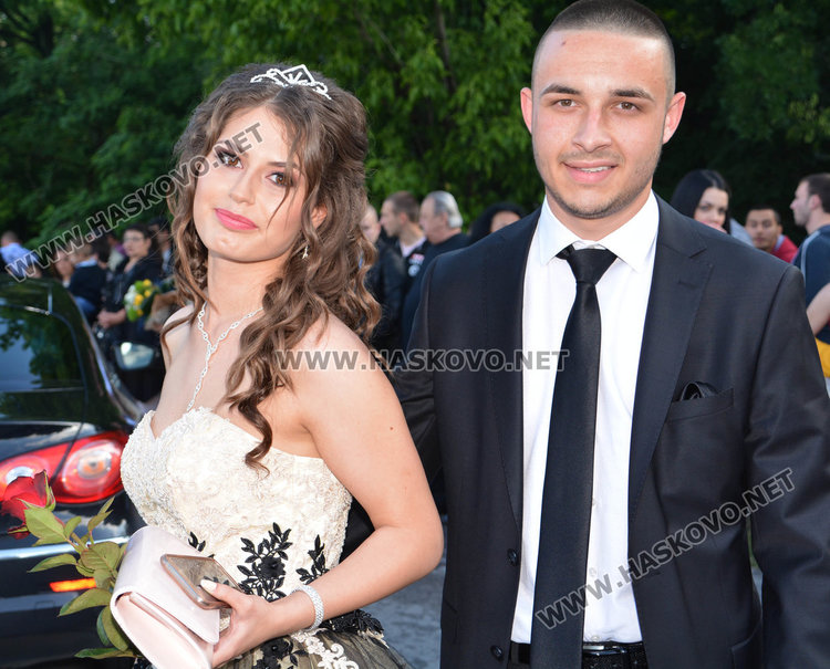 Зрелищно пристигане с Хамър, Порше и лимузина  на бала на Гимназията по туризъм