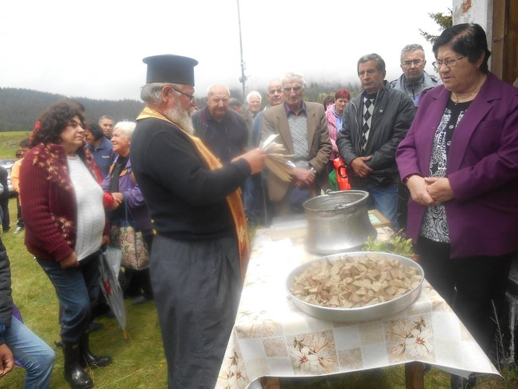 Над 200 килограма курбан раздадоха на Роженските ливади за Спасовден