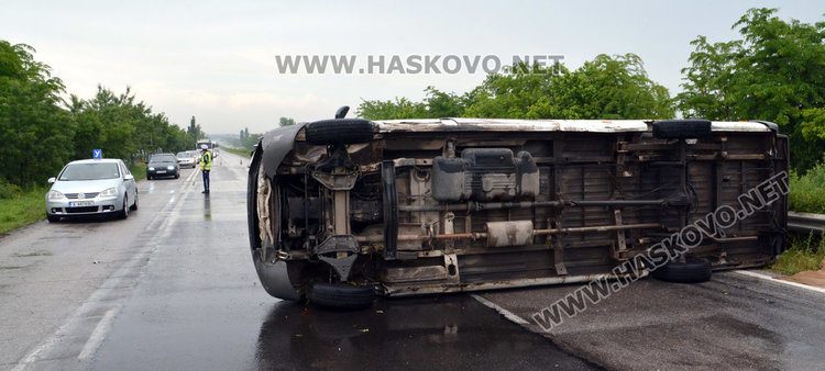 Шофьор се обърна с бус по пътя между Хасково и Димитровград