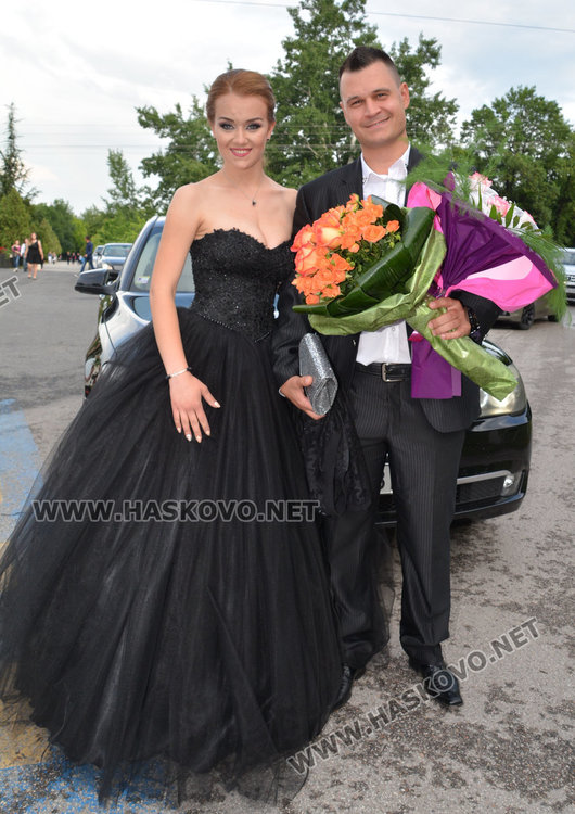 Зрелищно пристигане с Хамър, Порше и лимузина  на бала на Гимназията по туризъм