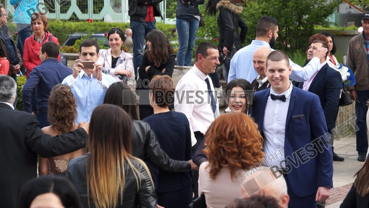 Смолян изпрати своите абитуренти, момичетата масово бяха в модерното сега розово