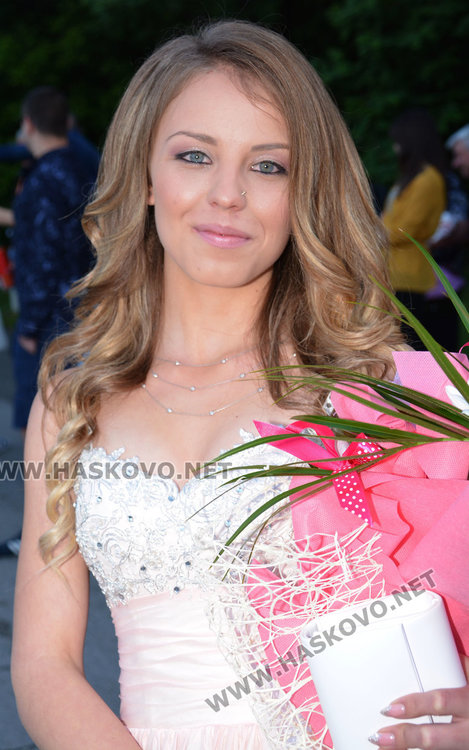 Зрелищно пристигане с Хамър, Порше и лимузина  на бала на Гимназията по туризъм