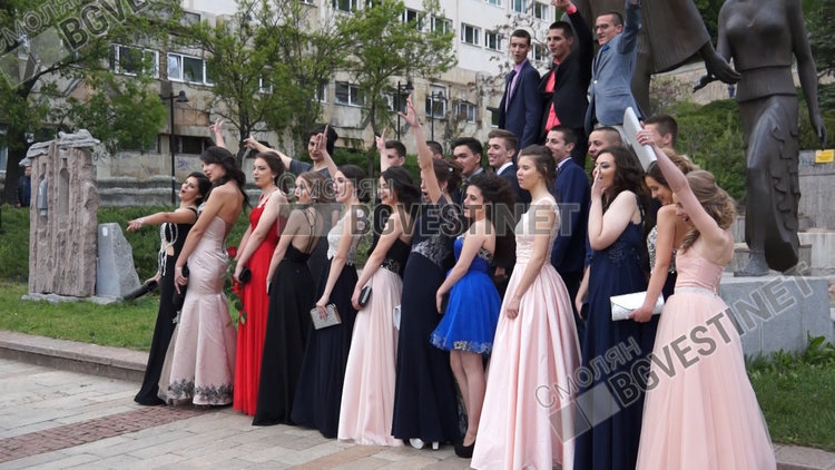 Смолян изпрати своите абитуренти, момичетата масово бяха в модерното сега розово