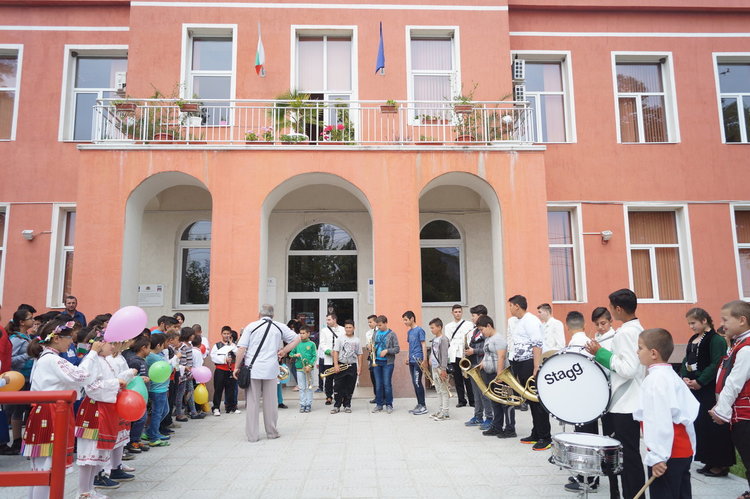 Ревю на гост-училище зарадва дебърци