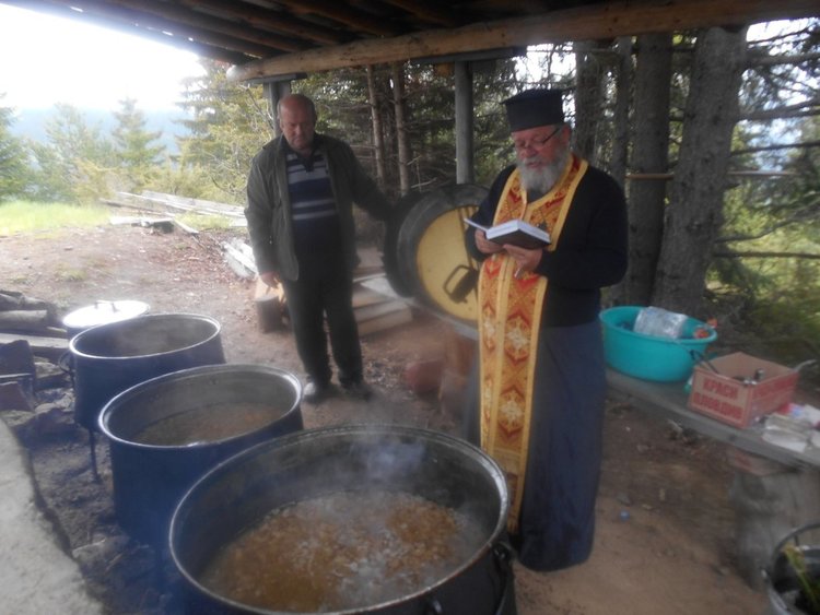 Над 200 килограма курбан раздадоха на Роженските ливади за Спасовден