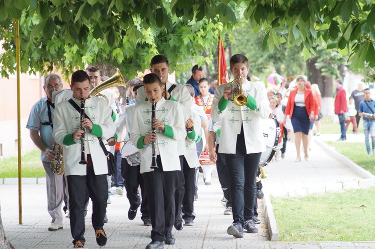 Ревю на гост-училище зарадва дебърци