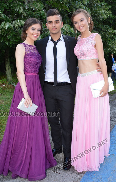 Зрелищно пристигане с Хамър, Порше и лимузина  на бала на Гимназията по туризъм