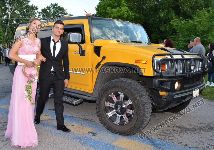 Зрелищно пристигане с Хамър, Порше и лимузина  на бала на Гимназията по туризъм