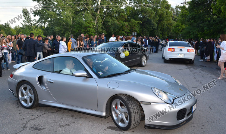 Зрелищно пристигане с Хамър, Порше и лимузина  на бала на Гимназията по туризъм