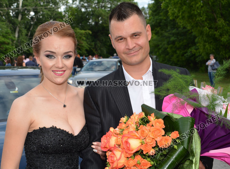 Зрелищно пристигане с Хамър, Порше и лимузина  на бала на Гимназията по туризъм