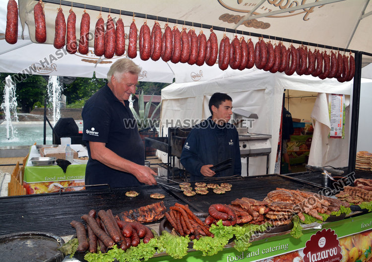 Площад „Свобода“ се превърна в панаирна Мека
