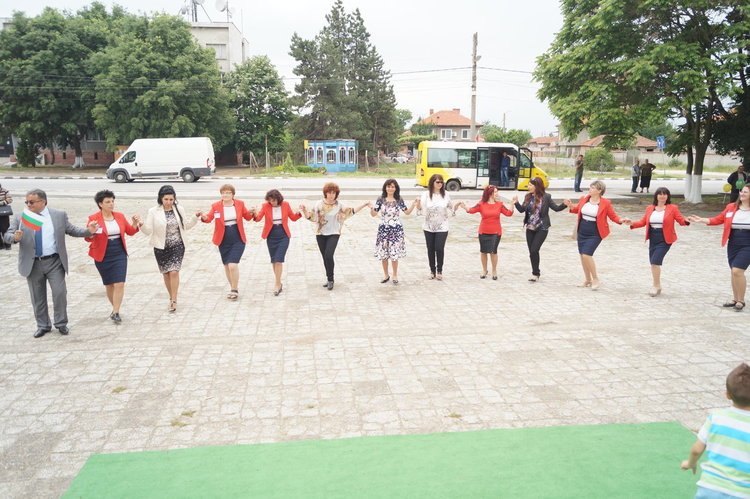 Ревю на гост-училище зарадва дебърци