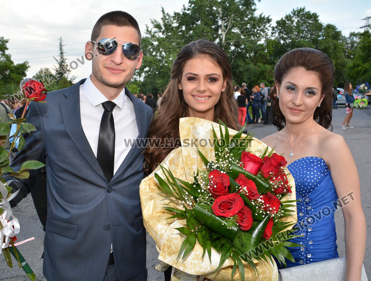 Зрелищно пристигане с Хамър, Порше и лимузина  на бала на Гимназията по туризъм