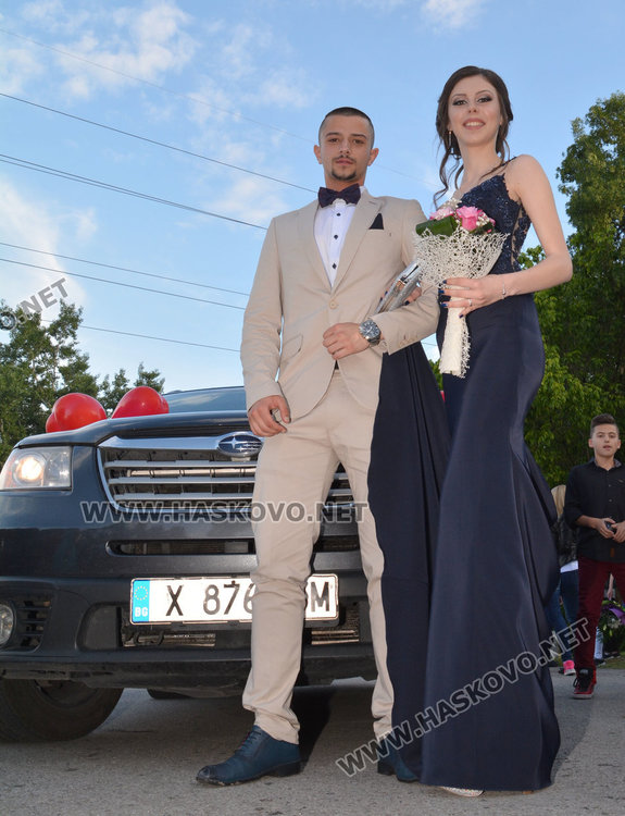 Зрелищно пристигане с Хамър, Порше и лимузина  на бала на Гимназията по туризъм