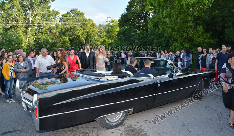 Зрелищно пристигане с Хамър, Порше и лимузина  на бала на Гимназията по туризъм