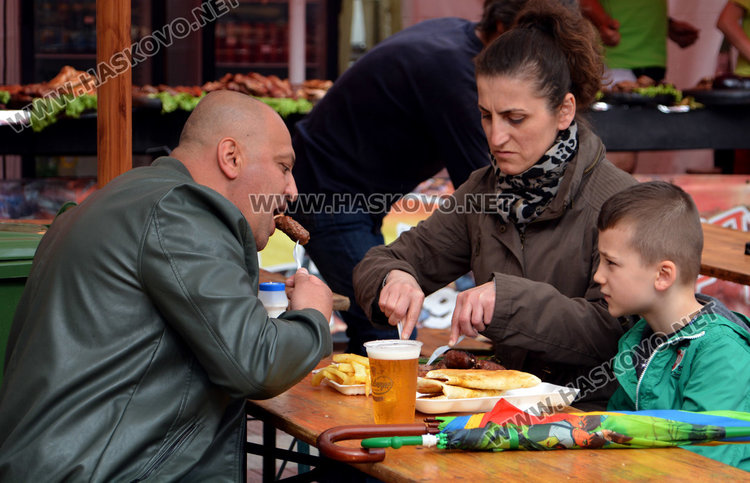 Площад „Свобода“ се превърна в панаирна Мека