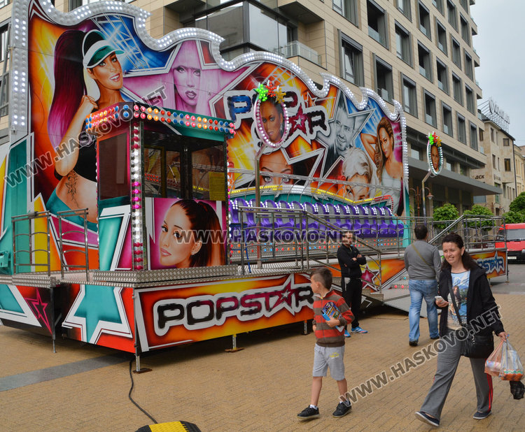 Площад „Свобода“ се превърна в панаирна Мека