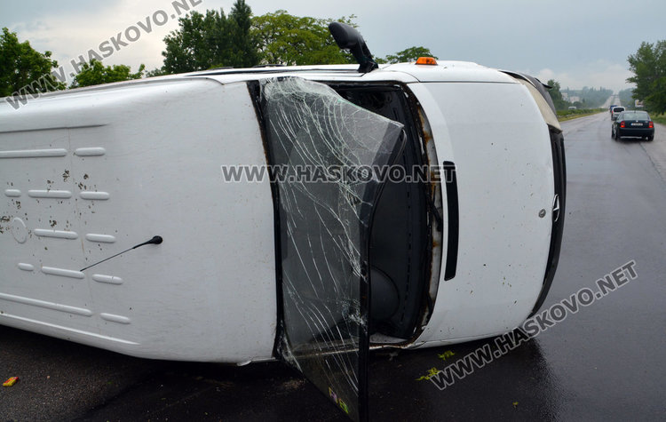 Шофьор се обърна с бус по пътя между Хасково и Димитровград