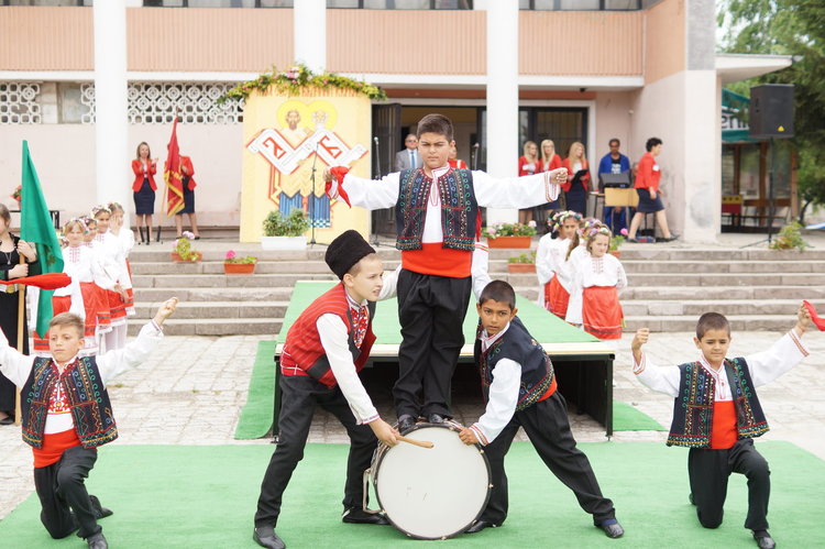 Ревю на гост-училище зарадва дебърци