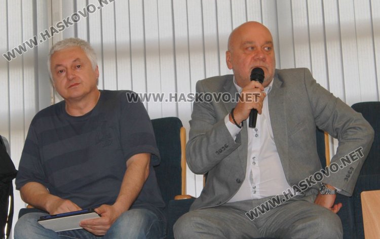 Ръководството на болницата присъства на обсъждането в залата