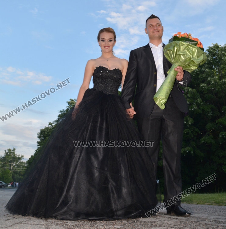 Зрелищно пристигане с Хамър, Порше и лимузина  на бала на Гимназията по туризъм