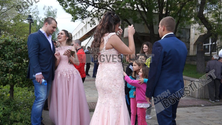 Смолян изпрати своите абитуренти, момичетата масово бяха в модерното сега розово