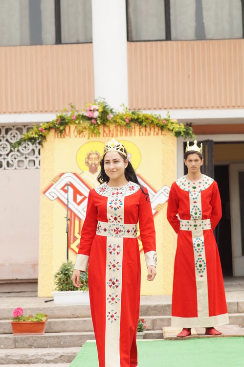 Ревю на гост-училище зарадва дебърци