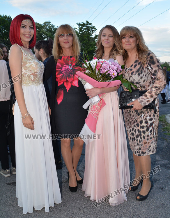 Зрелищно пристигане с Хамър, Порше и лимузина  на бала на Гимназията по туризъм