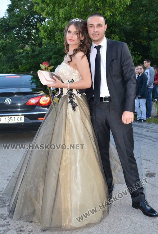 Зрелищно пристигане с Хамър, Порше и лимузина  на бала на Гимназията по туризъм