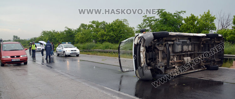 Шофьор се обърна с бус по пътя между Хасково и Димитровград