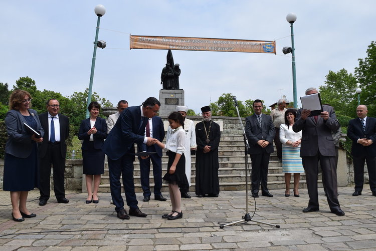 Наградените от инж.Хасан Азис ученици и неговите мотиви