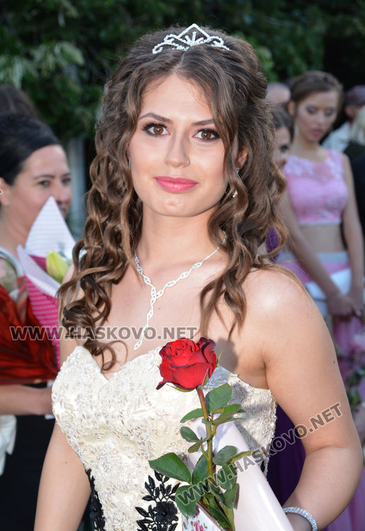 Зрелищно пристигане с Хамър, Порше и лимузина  на бала на Гимназията по туризъм