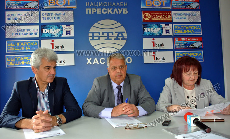 Петър Андреев/в средата/