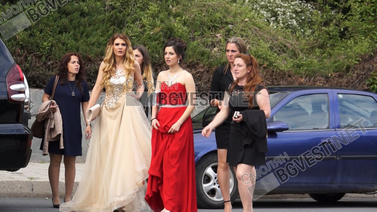 Смолян изпрати своите абитуренти, момичетата масово бяха в модерното сега розово