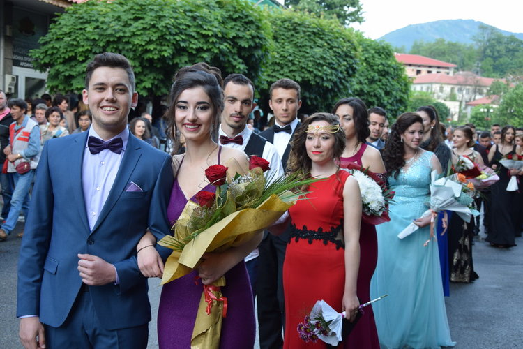 Абитуриенти дефилираха в центъра на Ардино,изпратиха ги с духова музика