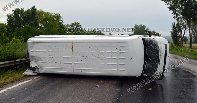 Шофьор се обърна с бус по пътя между Хасково и Димитровград