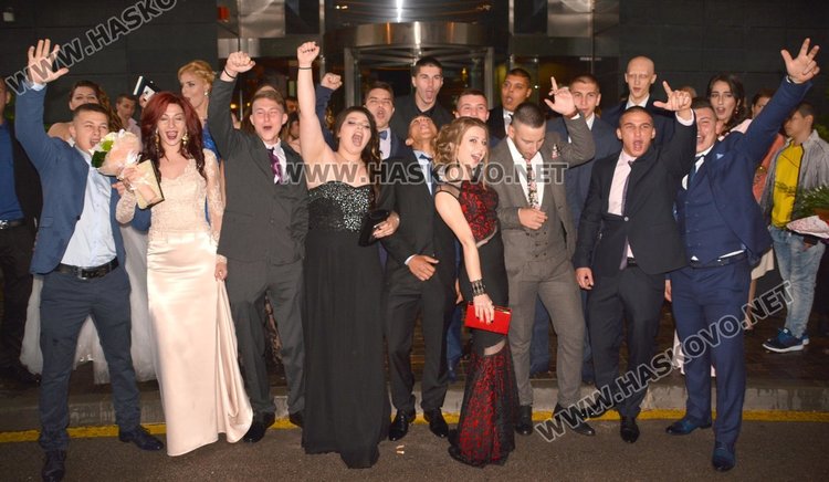 Балът на Спортното училище тръгна като по вода