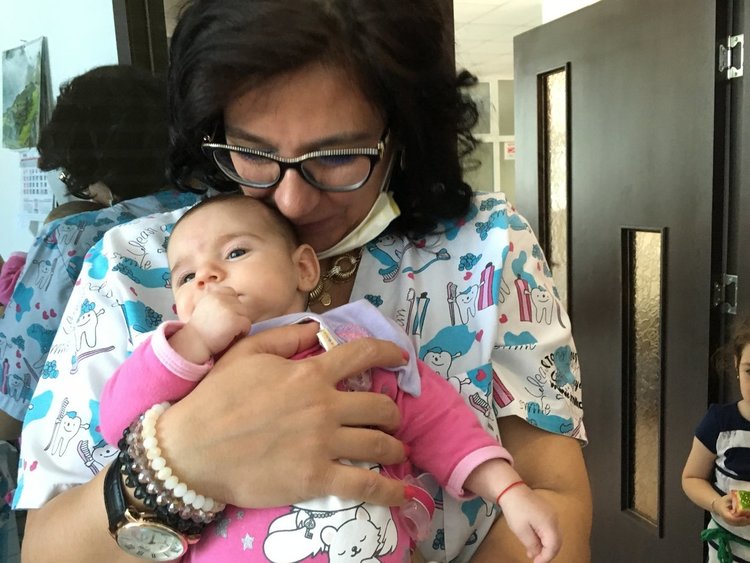 Огледалце, огледалце на стената, кой си мие зъбките най-добре на земята