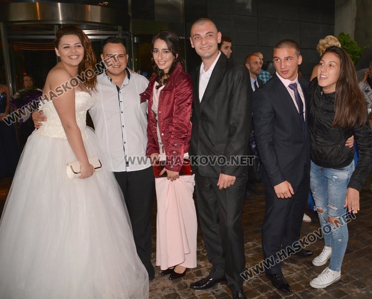 Балът на Спортното училище тръгна като по вода