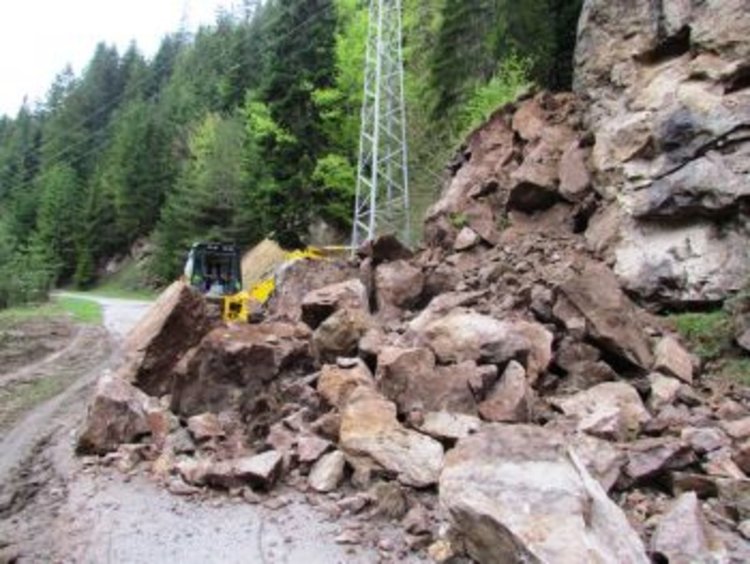 Пожарникари разчистваха срутище на пътя за Мугла, помогнаха да мине линейка