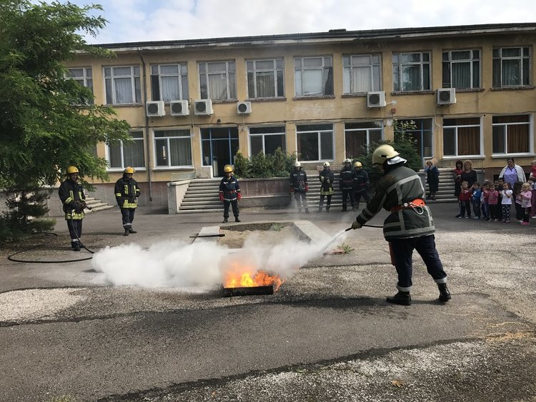 Учителки и възпитаниците им с обучение как се гаси пожар в детската градина