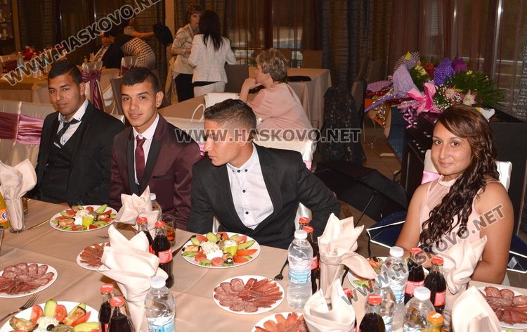 Дъждът не помрачи бала на Гимназията по механоелектротехника