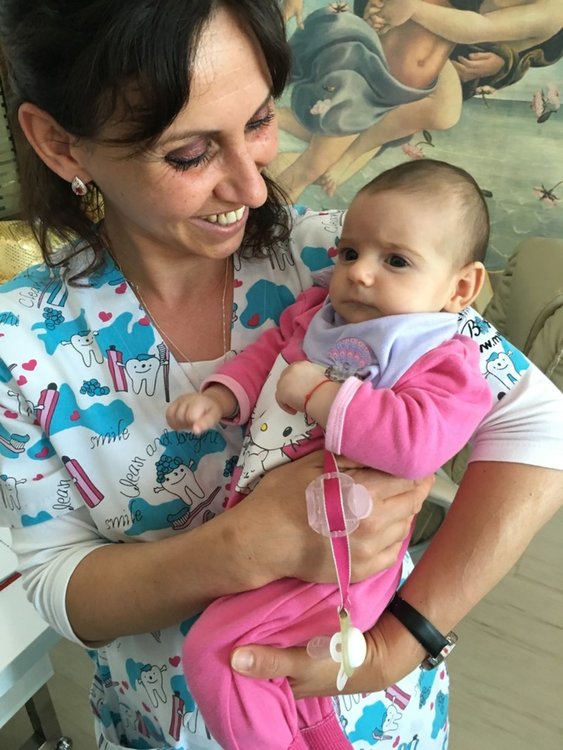 Огледалце, огледалце на стената, кой си мие зъбките най-добре на земята