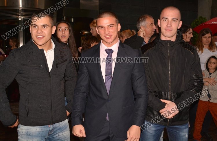 Балът на Спортното училище тръгна като по вода