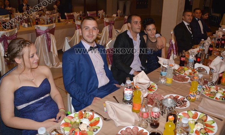 Дъждът не помрачи бала на Гимназията по механоелектротехника