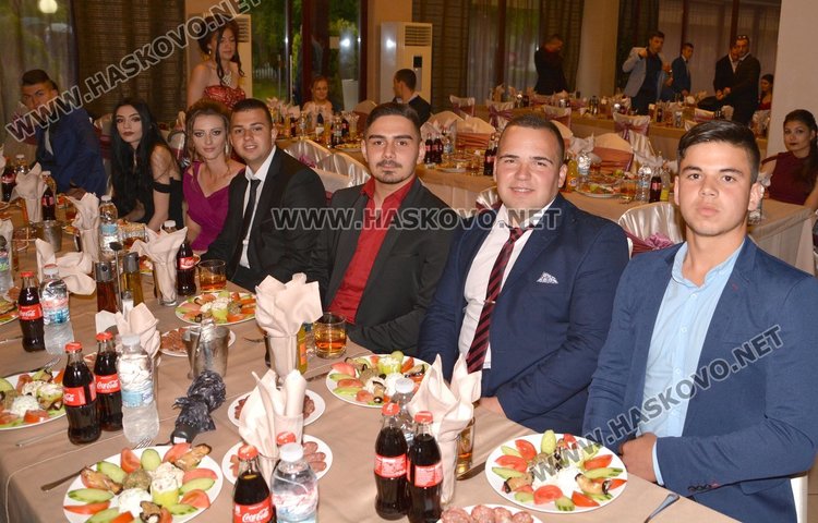 Дъждът не помрачи бала на Гимназията по механоелектротехника