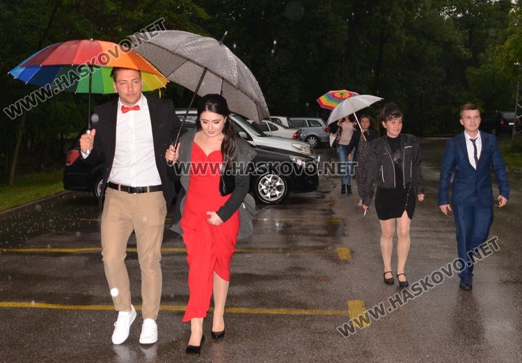 Балът на Спортното училище тръгна като по вода